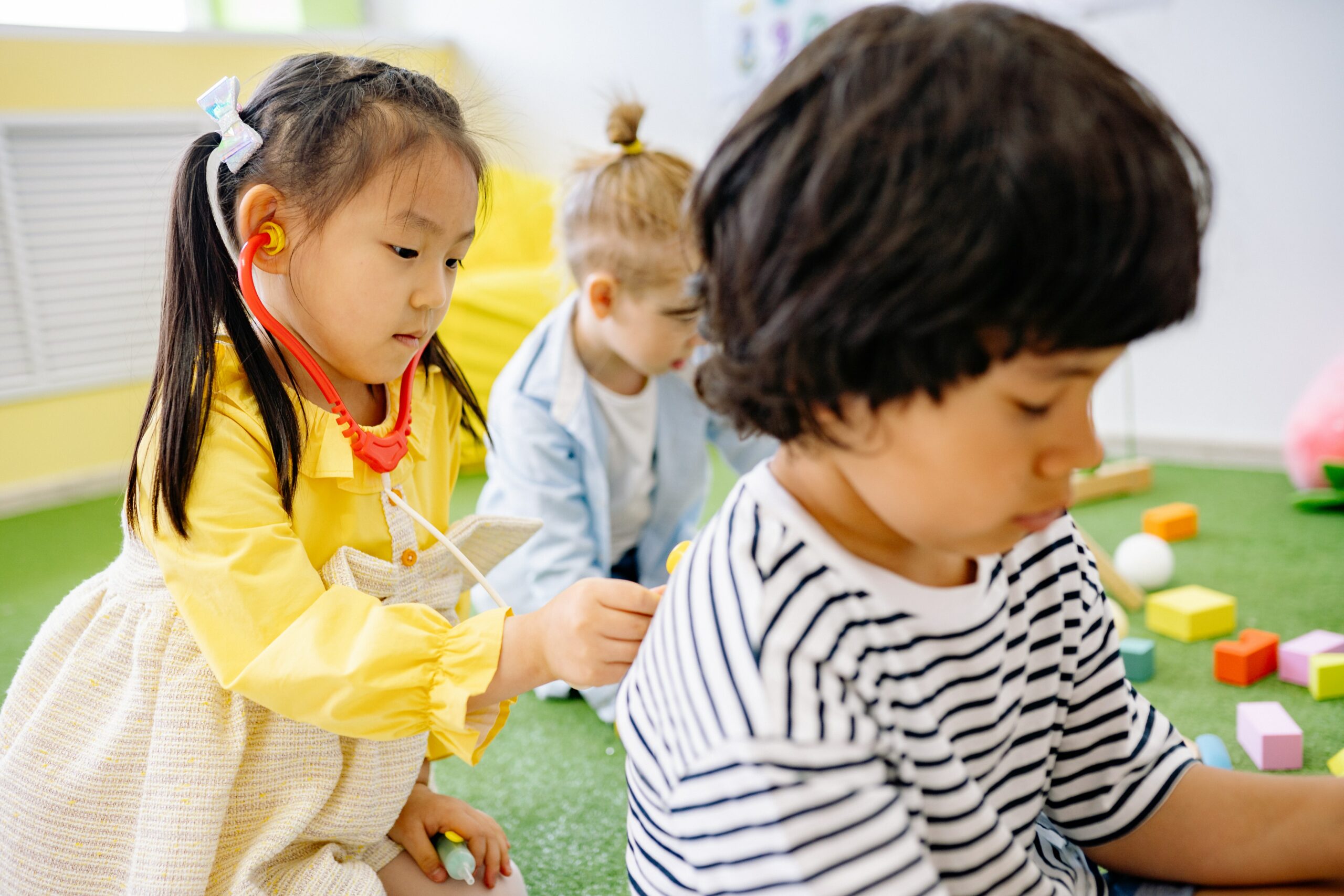 Enfants jouant au docteur